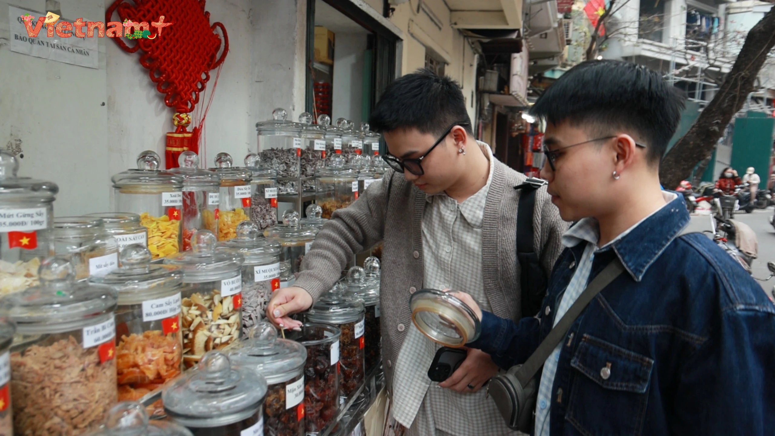 Hàng Đường - Con phố ô mai giữa lòng Hà Nội và hương vị Tết cổ truyền