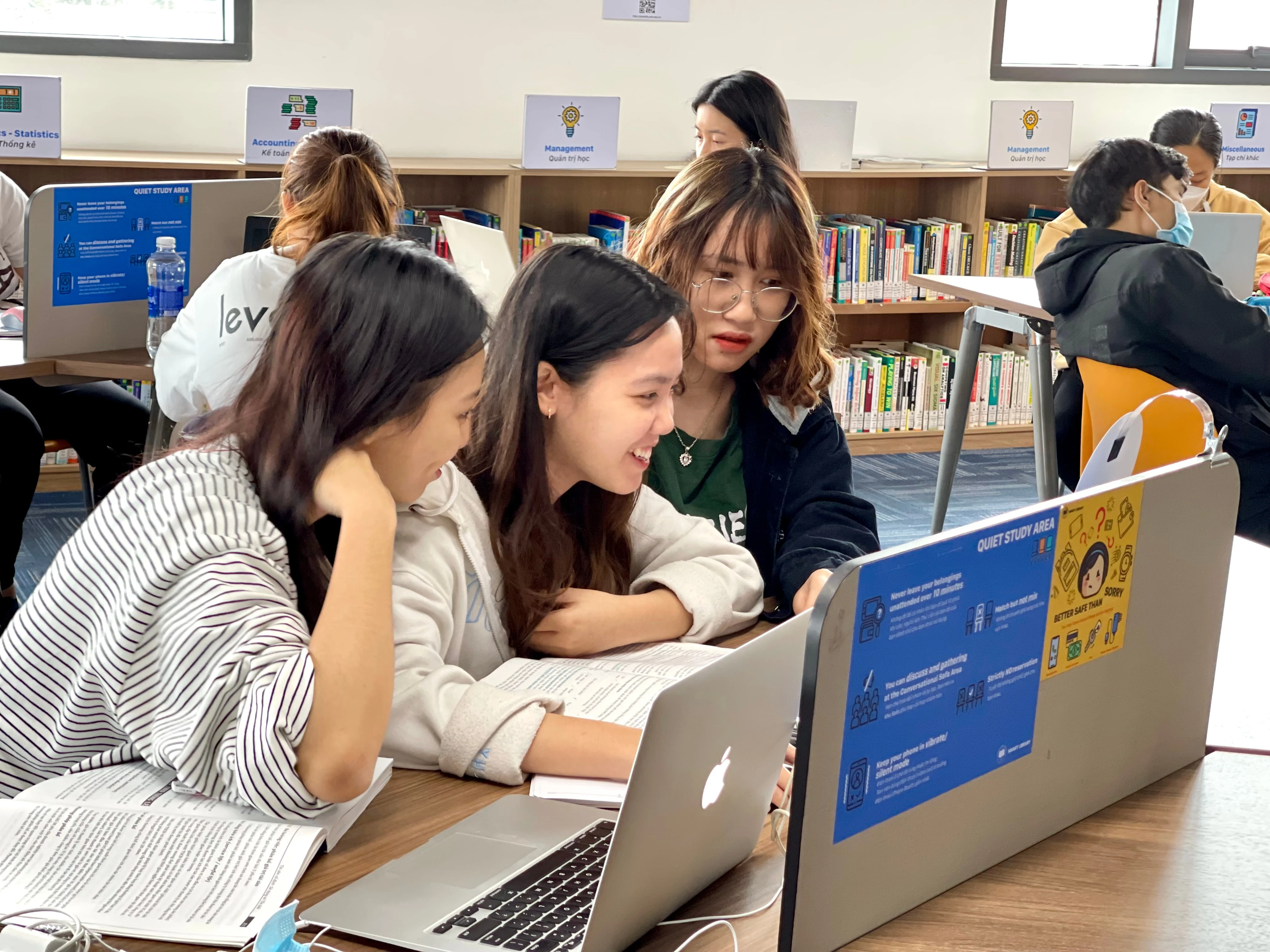 Sinh viên Hà Nội chuyển sang thư viện, cắt giảm chi tiêu trước áp lực giá cả