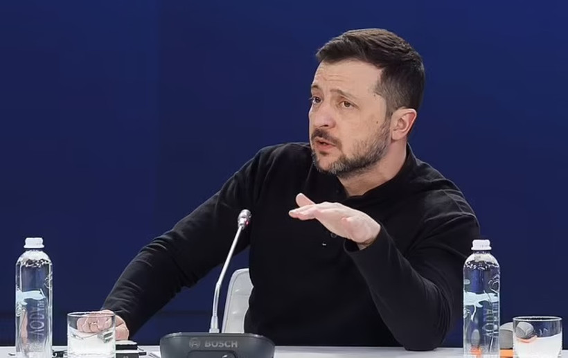 Tổng thống Ukraine Zelensky đã không chấp nhận đề xuất ban đầu về việc đổi tài nguyên lấy đảm bảo an ninh từ Mỹ. (Nguồn: Daily Mail)