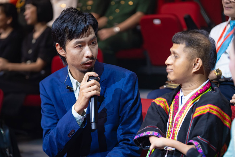 Djrueng trong buổi giao lưu Theo ánh bình minh do kênh QPVN tổ chức.