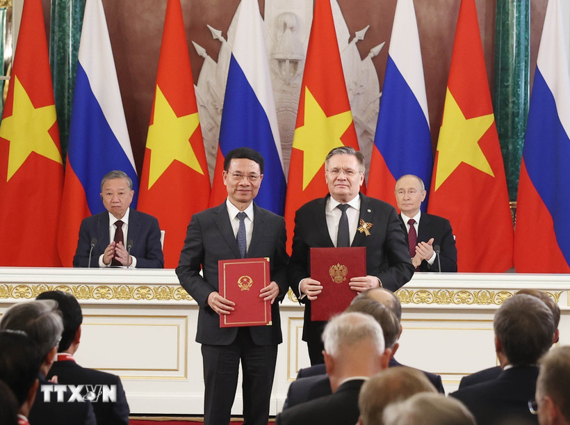 Tổng Bí thư Tô Lâm và Tổng thống Vladimir Putin chứng kiến trao văn kiện Lộ trình tổng thể về hợp tác năng lượng nguyên tử vào mục đích hòa bình giai đoạn 2025-2030 giữa Bộ Khoa học và Công nghệ Việt Nam và Tập đoàn ROSATOM của Nga. (Ảnh: Thống Nhất/TTXVN)