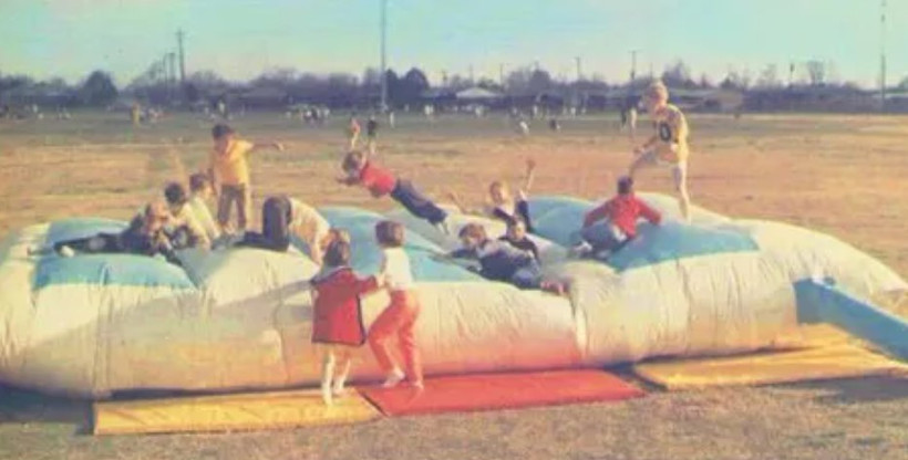 Đệm hơi cứu sinh được tạo ra từ những chiếc lâu đài bơm hơi. (Nguồn: Al Jazeera)