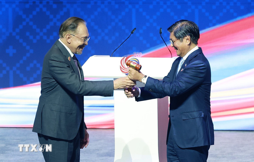 Tổng thống Philippines Ferdinand Marcos Jr. tiếp nhận vai trò Chủ tịch ASEAN 2026 của Philippines từ Thủ tướng Malaysia Anwar Ibrahim, Chủ tịch ASEAN 2025. (Ảnh: Dương Giang/TTXVN)