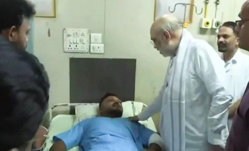 Vishwash Kumar Ramesh (áo xanh) là một trong những hành khách đi trên chuyến bay định mệnh AI171 từ Ấn Độ tới London. (Nguồn: BBC)