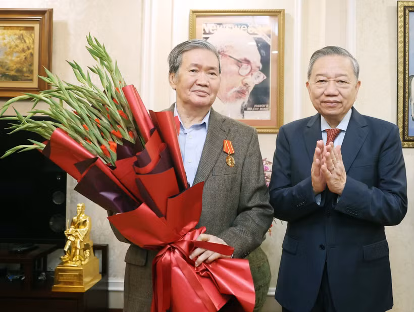 Thay mặt lãnh đạo Đảng, Nhà nước, Tổng Bí thư Tô Lâm trao Huân chương Hồ Chí Minh tặng đồng chí Đinh Thế Huynh. (Ảnh: Thống Nhất/ TTXVN)