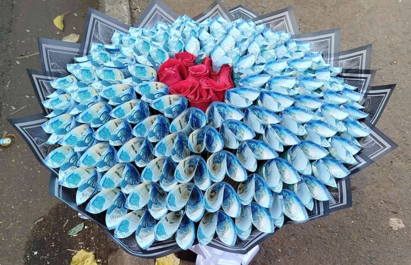 Một bó hoa được làm từ đồng nội tệ ở Kenya. (Nguồn: CNN)