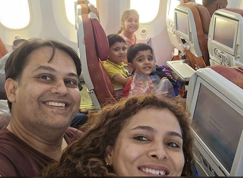 Bức ảnh selfie cuối cùng đầy ám ảnh của một gia đình trên máy bay Air India