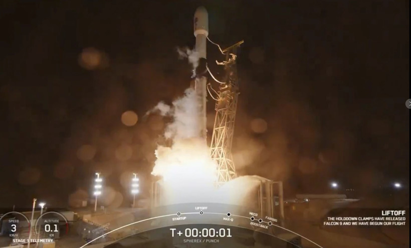 Tên lửa đẩy Falcon 9 mang theo Spherex đã phóng lên từ California. (Nguồn: AP)