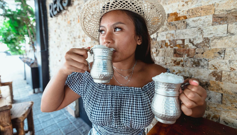 Du khách thưởng thức ayran tại Thổ Nhĩ Kỳ. (Nguồn: CNN)
