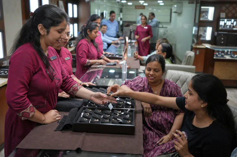 Hoạt động kinh doanh nhẫn kim cương ở Ahmedabad, Ấn Độ. (Ảnh: Al Jazeera)