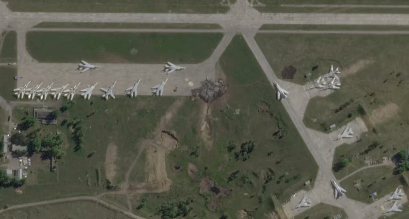 Ảnh vệ tinh cho thấy một số máy bay bị hủy hoại tại căn cứ Belaya của Nga tại vùng Irkutsk. (Nguồn: AFP)