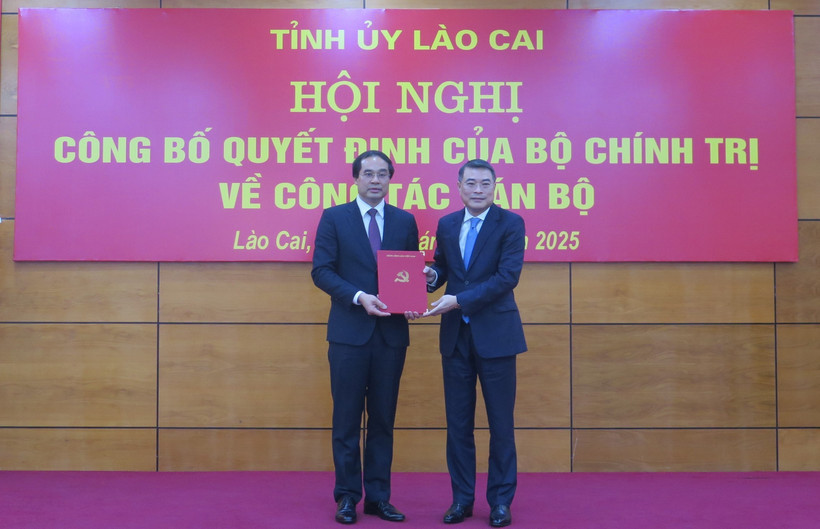 Ủy viên Bộ Chính trị, Bí thư Trung ương Đảng, Trưởng Ban Tổ chức Trung ương Lê Minh Hưng trao Quyết định của Bộ Chính trị cho Bí thư Tỉnh ủy Lào Cai Trịnh Xuân Trường. (Ảnh: Hương Thu/TTXVN)