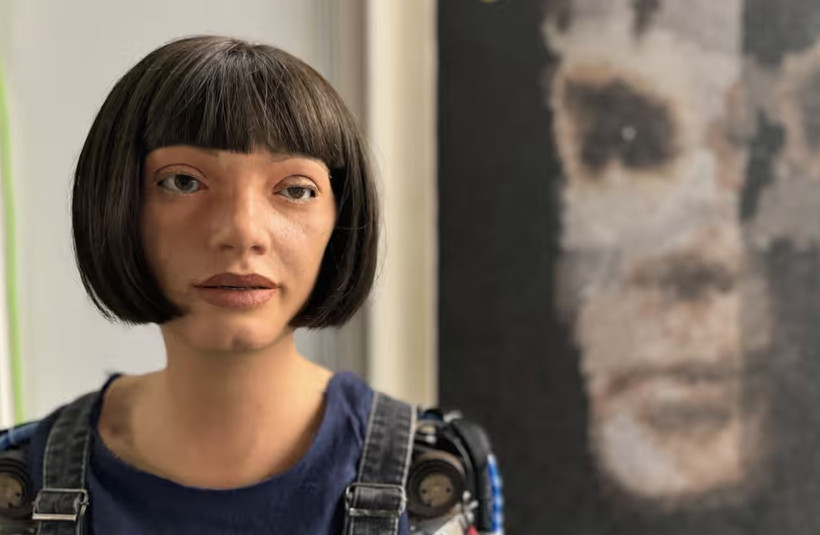 Robot Ai-Da bên cạnh tác phẩm do nó tạo ra. (Nguồn: Guardian)