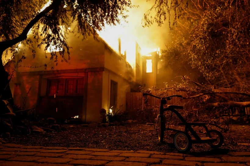 Một ngôi nhà bốc cháy dữ dội do ảnh hưởng từ cháy rừng tại Altadena, California. (Nguồn: Reuters)