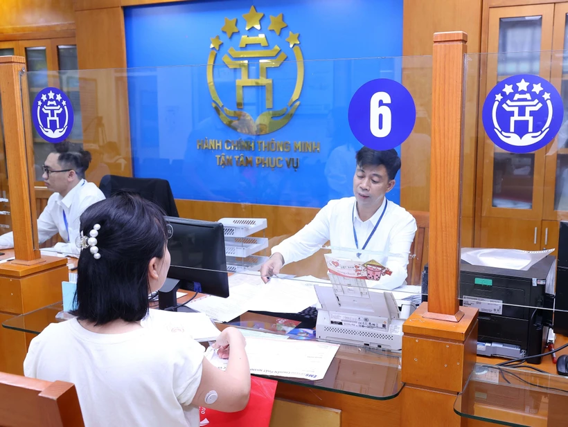Người dân đến giải quyết thủ tục hành chính tại Trung tâm Phục vụ hành chính công thành phố Hà Nội. (Ảnh: Văn Điệp/TTXVN)