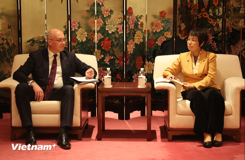 Tổng giám đốc TTXVN Vũ Việt Trang trao đổi với Tổng giám đốc Andrey Kondrashov. (Ảnh: Hoàng Long/Vietnam+)