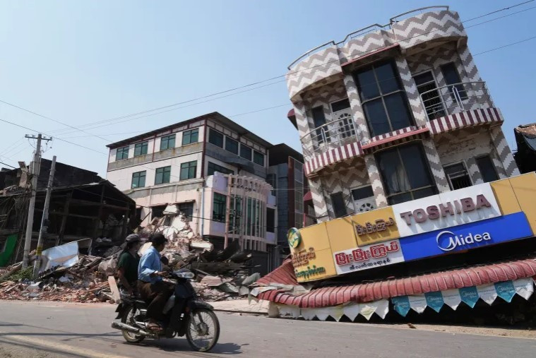 Một tòa nhà bị động đất làm đổ nghiêng tại Naypyidaw, Myanmar. (Nguồn: Al Jazeera)