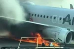 Máy bay chở khách của hãng American Airlines bốc cháy dữ dội trên đường băng