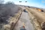 Drone FPV Nga đuổi theo, diệt xe chở đầy lính Ukraine rút chạy qua biên giới