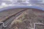 Sốc với video drone FPV Ukraine "vờn" một người lính Nga trên chiến trường