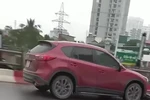 Sốc với cảnh tài xế gây tai nạn bỏ chạy, cuốn theo cả xe máy dưới gầm ở Hà Nội