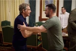 Tài tử Ben Stiller gặp gỡ Tổng thống Ukraine Vladimir Zelensky. (Nguồn: AFP)