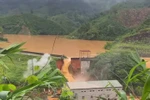 Nước chảy cuồn cuộn tại khu vực vỡ đập thủy điện Bắc Khê ở Lạng Sơn