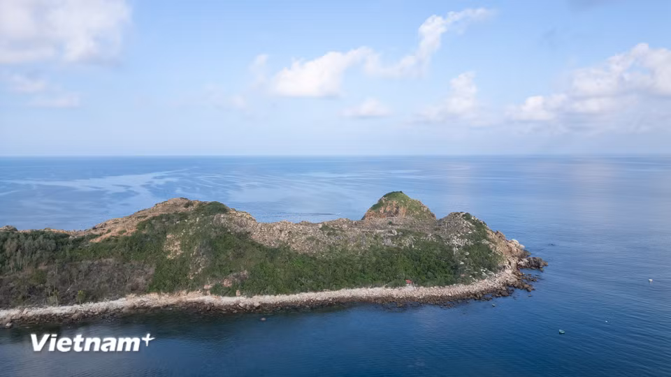 Vịnh Hòa còn sở hữu những mỏm đá vươn mình ra biển lớn và hệ sinh thái biển đa dạng, nơi du khách có thể trải nghiệm lặn ngắm những rạn san hô rực rỡ sắc màu dưới làn nước trong vắt. (Ảnh: Thanh Phong/Vietnam+)