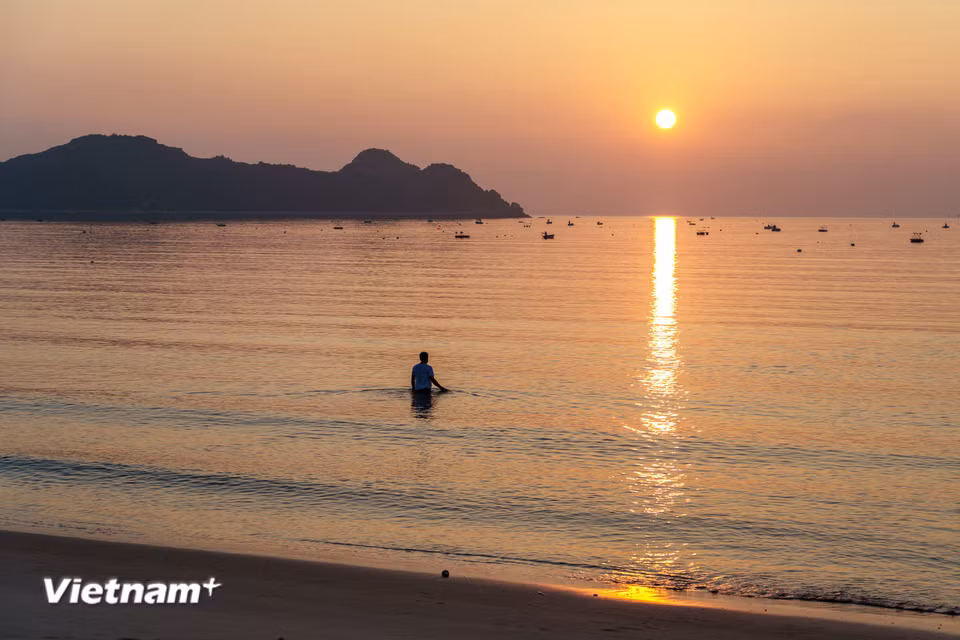 Vẻ đẹp hoang sơ của bình minh trên biển Vịnh Hòa là phông nền hoàn hảo để du khách lưu lại những bức hình check-in tuyệt đẹp, đón chào ngày mới. (Ảnh: Thanh Phong/Vietnam+)