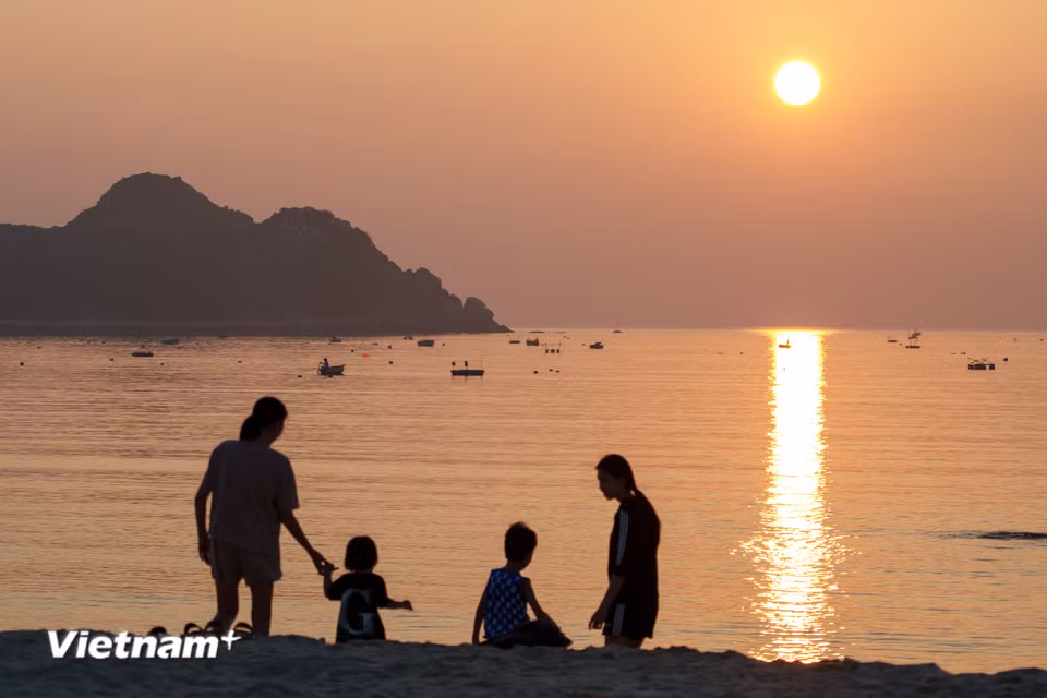 Khung cảnh bình minh tĩnh lặng tại bãi biển Vịnh Hòa. Khác với những bãi biển nhộn nhịp, nơi đây vẫn giữ được sự bình yên hiếm có, lý tưởng cho những ai muốn tìm về với thiên nhiên nguyên sơ. (Ảnh: Thanh Phong/Vietnam+)