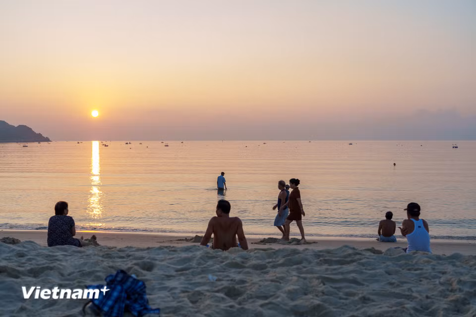 Hình ảnh mặt trời rực rỡ ló dạng trên biển, báo hiệu một ngày mới tràn đầy sức sống tại Vịnh Hòa. (Ảnh: Thanh Phong/Vietnam+)