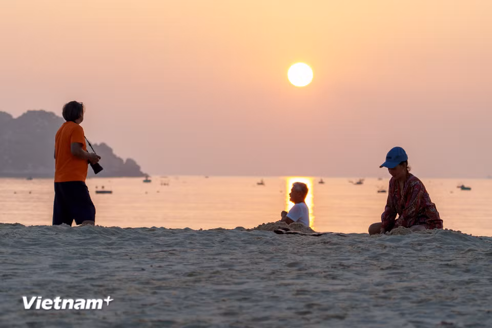 Dạo bước trên bãi biển vào lúc rạng sáng, hít thở bầu không khí trong lành và đón những tia nắng đầu ngày là một trải nghiệm thư thái tuyệt đối khi đến với Vịnh Hòa. (Ảnh: Thanh Phong/Vietnam+)
