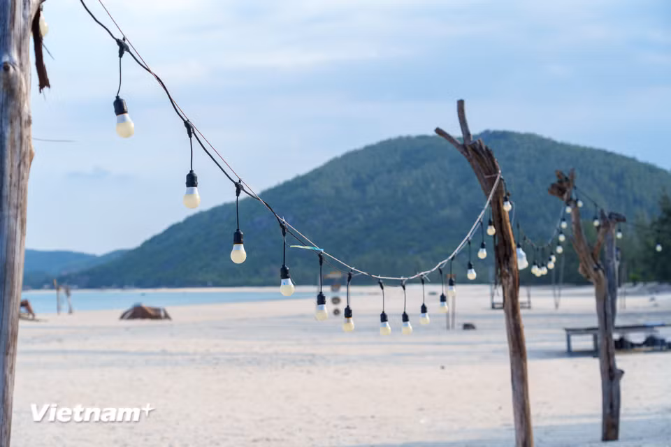 Những dải đèn lung linh được giăng sẵn trên bãi biển, hứa hẹn một không gian lãng mạn cho những buổi tối cắm trại, đốt lửa và thưởng thức tiệc nướng hải sản tươi ngon bên sóng vỗ. (Ảnh: Thanh Phong/Vietnam+) ​ ​ ​ ​ ​ ​ ​ ​ ​ ​ ​ ​ ​ ​ ​ ​ ​ ​ ​ ​ ​ ​ ​ ​ ​ ​ ​ ​ ​ ​ ​ ​ ​ ​ ​ ​ ​ ​ ​ ​ ​ ​ ​ ​ ​ ​ ​ ​