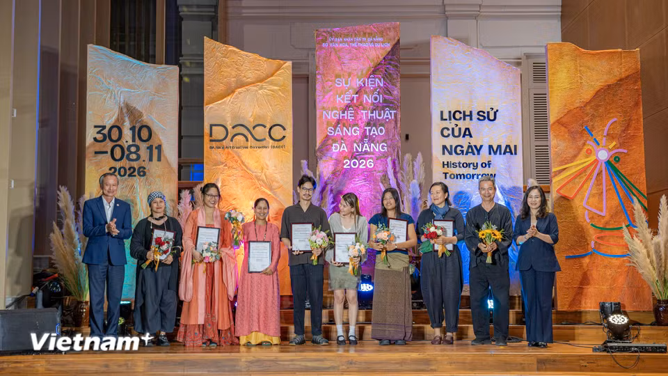 Đại diện lãnh đạo thành phố Đà Nẵng trao hoa và thư cảm ơn, tôn vinh các nghệ sĩ, nghệ nhân và cộng đồng sáng tạo đã đóng góp các tác phẩm nghệ thuật đặc sắc cho sự kiện. (Ảnh: Thanh Phong/Vietnam+)