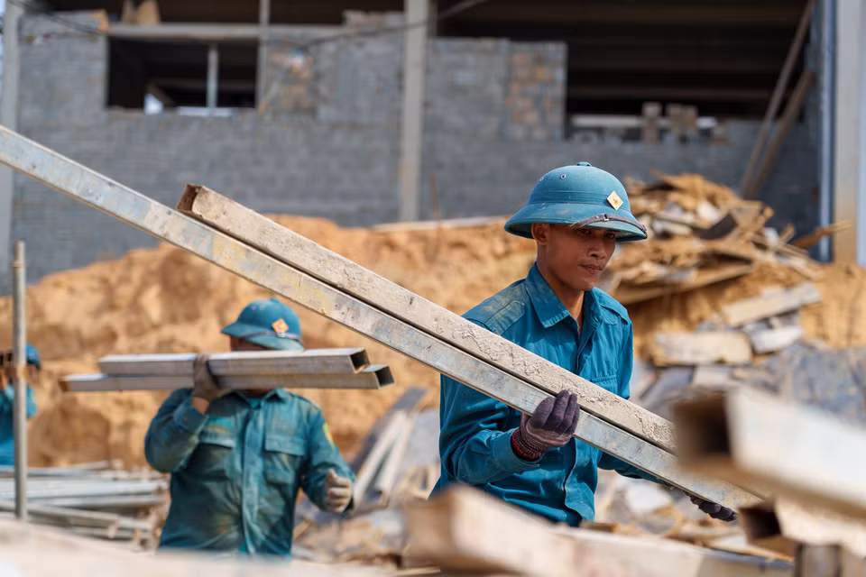 Tinh thần đoàn kết quân dân đã tạo nên không khí lao động hăng say, vượt mọi rào cản về địa chất và thời tiết. (Ảnh: Thanh Phong/Vietnam+)