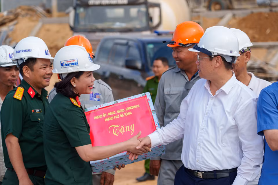 Chủ tịch Ủy ban nhân dân thành phố Đà Nẵng Nguyễn Mạnh Hùng (áo trắng, bên phải) trực tiếp tặng quà và động viên các đơn vị thi công đã vượt khó hoàn thành kịp tiến độ nhiều hạng mục dự án. (Ảnh: Thanh Phong/Vietnam+) ​ ​ ​ ​ ​ ​ ​ ​ ​ ​ ​ ​ ​ ​ ​ ​ ​ ​ ​ ​ ​ ​ ​ ​ ​ ​ ​ ​ ​ ​ ​ ​ ​ ​ ​ ​ ​ ​ ​ ​ ​ ​ ​ ​ ​ ​ ​ ​ ​ ​ ​