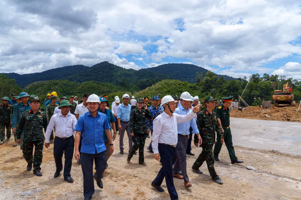 Chủ tịch Ủy ban nhân dân thành phố Đà Nẵng Nguyễn Mạnh Hùng (Áo trắng, đi đầu) trực tiếp đi kiểm tra tiến độ và động viên lực lượng thi công tại hiện trường. (Ảnh: Thanh Phong/Vietnam+)