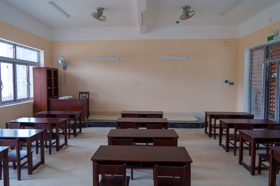 Một lớp học khang trang đã hoàn thiện lắp đặt các trang thiết bị. (Ảnh: Thanh Phong/Vietnam+)
