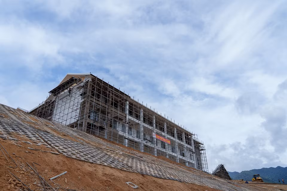 Khối lớp học được xây dựng trên đồi cao, nằm vươn mình giữa đại ngàn biên giới. (Ảnh: Thanh Phong/Vietnam+)