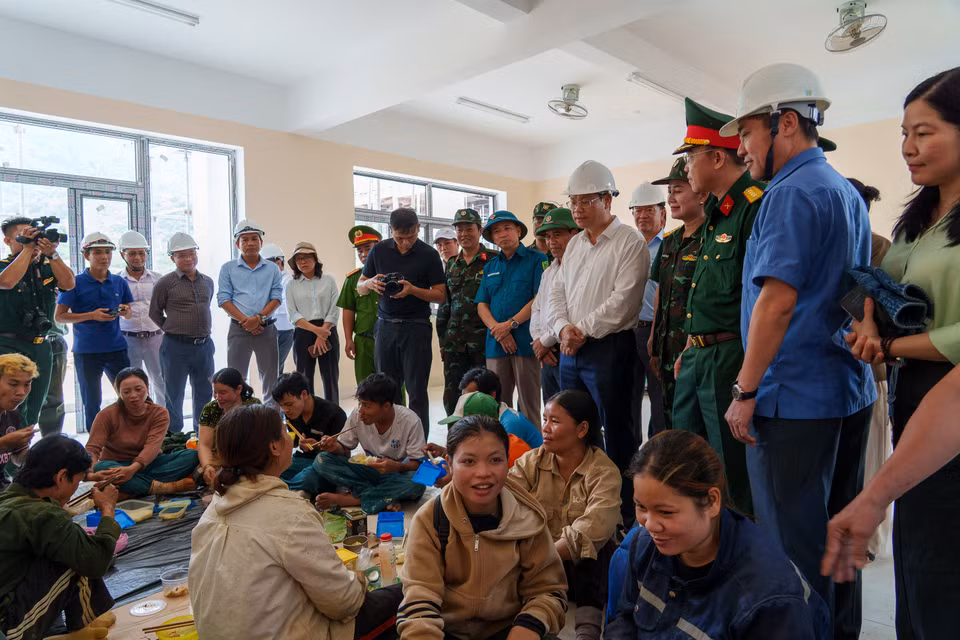 Chủ tịch Ủy ban nhân dân thành phố Đà Nẵng Nguyễn Mạnh Hùng (áo trắng, đứng giữa) trực tiếp động viên lực lượng thi công tại hiện trường. (Ảnh: Thanh Phong/Vietnam+)