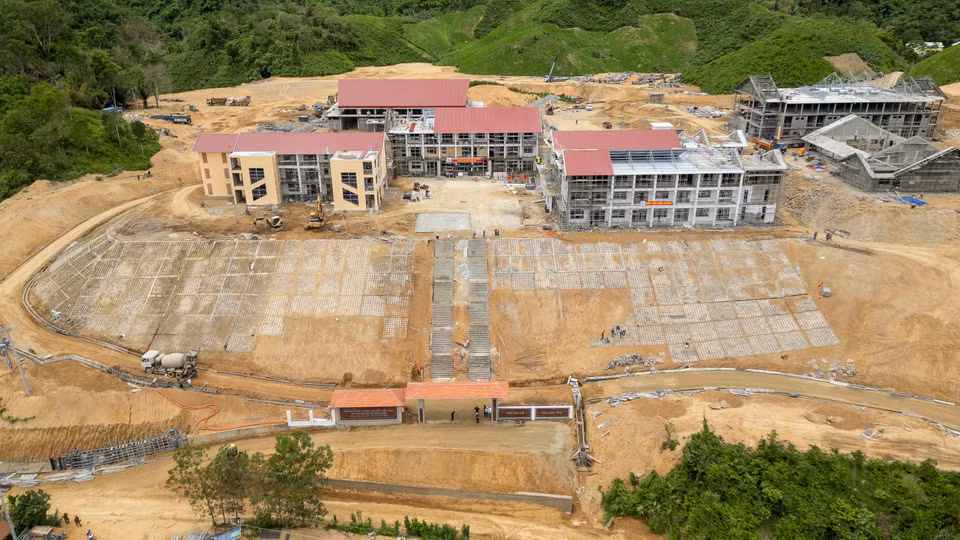 Toàn cảnh công trường dự án trường nội trú xã La Êê đang được thi công khẩn trương trên địa hình đồi dốc phức tạp. (Ảnh: Thanh Phong/Vietnam+)