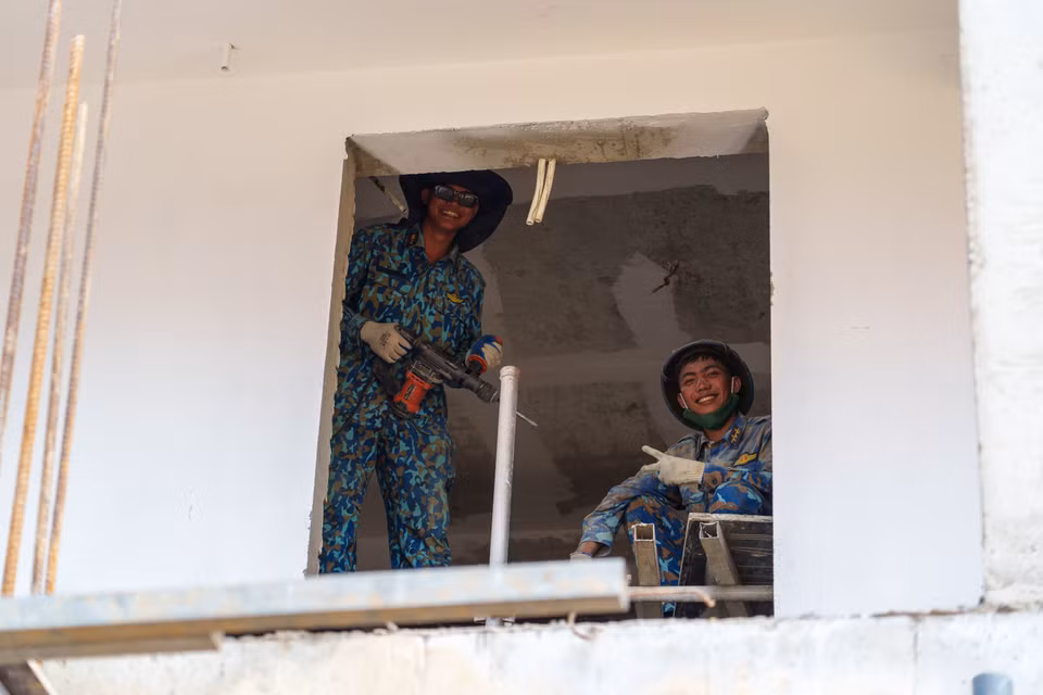 Khắc phục điều kiện sinh hoạt và ăn ở vô vàn thiếu thốn, người lao động vẫn quyết tâm bám trụ trên đại công trường. (Ảnh: Thanh Phong/Vietnam+)