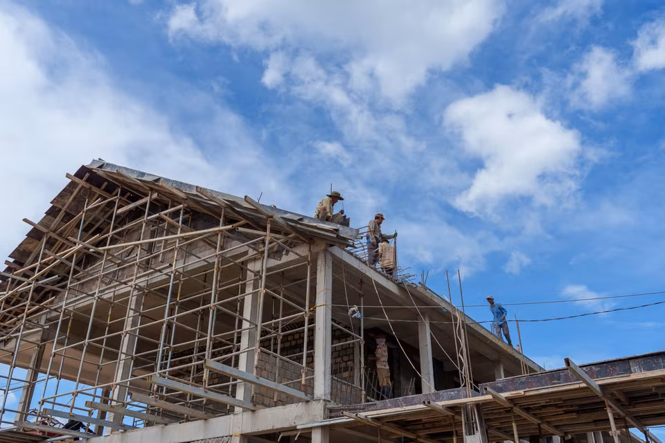 Do địa phương thiếu lao động, hơn 500 công nhân được huy động từ dưới xuôi lên để duy trì tiến độ cấp bách. (Ảnh: Thanh Phong/Vietnam+)
