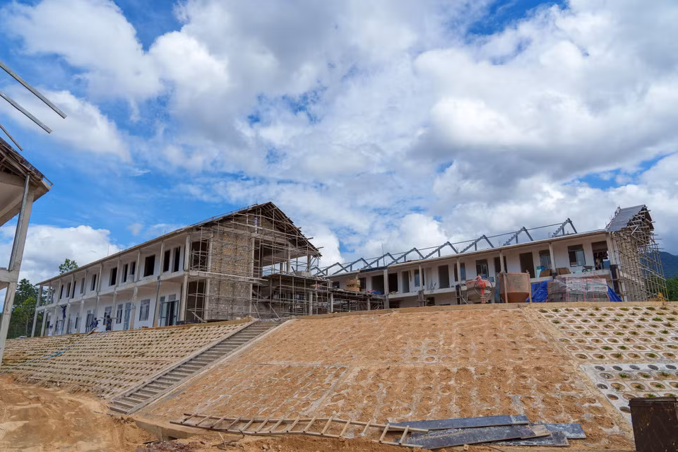 Nhiều khối nhà hiệu bộ và lớp học đã hoàn thành 100% phần thô, đứng vững chãi giữa màu xanh của đại ngàn. (Ảnh: Thanh Phong/Vietnam+)