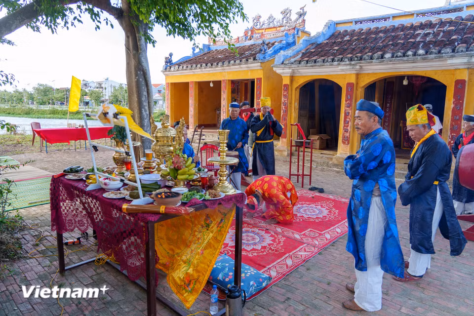 Các bậc cao niên mặc áo dài, khăn đóng thực hiện nghi lễ cúng tế truyền thống trang nghiêm nhằm tri ân tổ nghề. (Ảnh: Thanh Phong/Vietnam+)