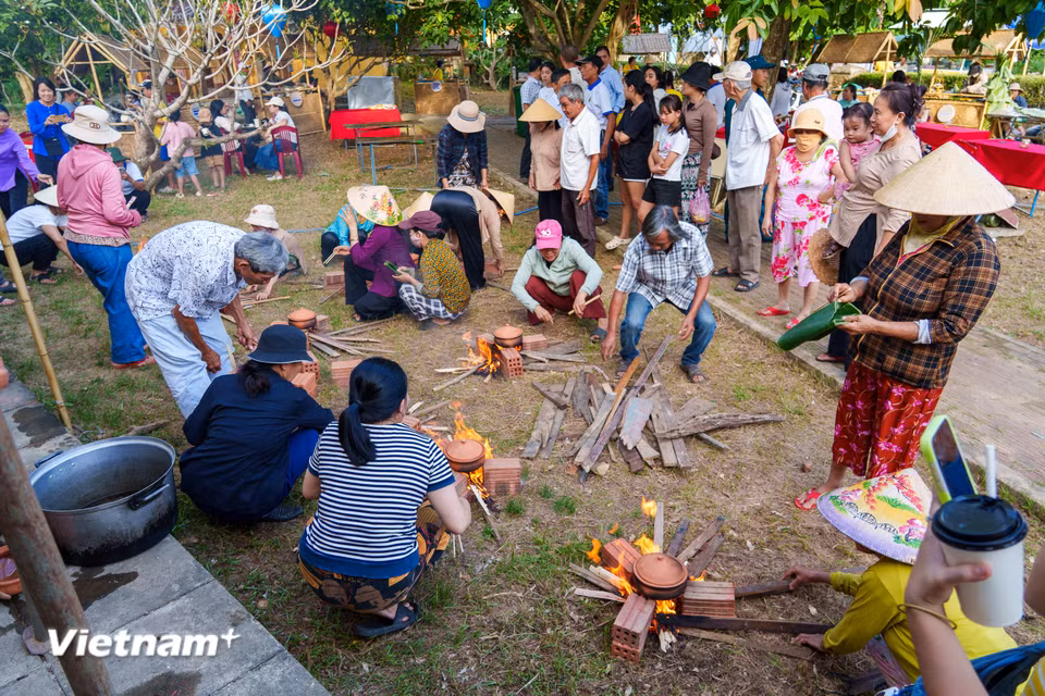 Không khí sôi nổi của hội thi nấu ăn bằng nồi đất nung củi, thu hút sự tham gia hào hứng của đông đảo người dân. (Ảnh: Thanh Phong/Vietnam+)
