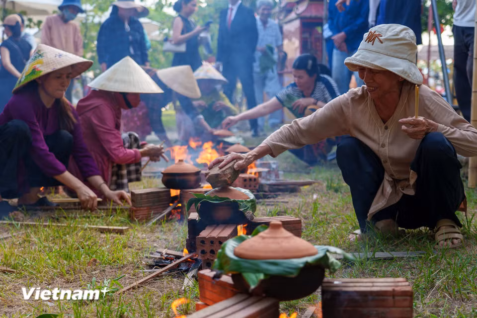 Cơm được nấu trong nồi đất đậy lót lá chuối mang lại hương thơm đặc trưng, đòi hỏi người nấu phải túc trực canh lửa. (Ảnh: Thanh Phong/Vietnam+) ​ ​ ​ ​ ​ ​ ​ ​ ​ ​ ​ ​ ​ ​ ​ ​ ​ ​ ​ ​ ​ ​ ​ ​ ​ ​ ​ ​ ​ ​ ​ ​ ​ ​ ​ ​ ​ ​