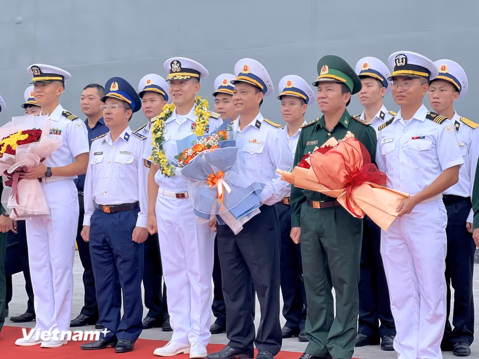Tàu huấn luyện ROKS Hansando do Chuẩn Đô đốc Hong Sang Yong (hàng trước, người thứ 3 từ trái) làm Trưởng đoàn. Trong hình, các đại biểu tham gia Lễ đón chụp hình lưu niệm. (Ảnh: Thanh Phong/Vietnam+)