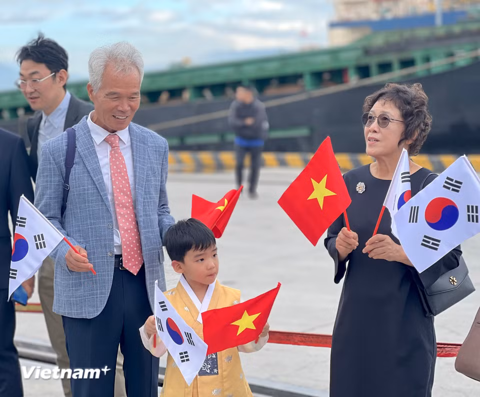 Đại diện cộng đồng người Hàn Quốc sinh sống và làm việc tại Đà Nẵng vui mừng tham gia Lễ đón tàu. (Ảnh: Thanh Phong/Vietnam+)