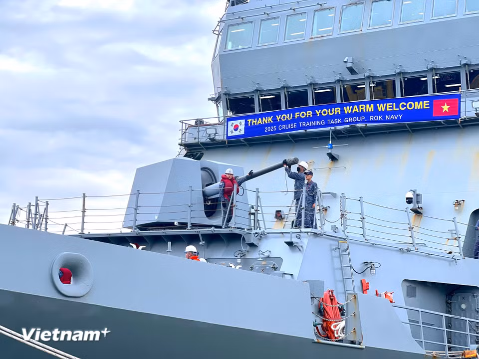 Sĩ quan, thủy thủ tàu triển khai công tác che đậy pháo đầu hạm theo đúng quy định. (Ảnh: Thanh Phong/Vietnam+)